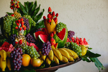 Table with sliced and fresh fruits, ready for healthy and nutritious consumption