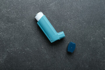Naklejka premium Asthma inhaler on dark background