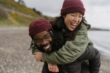 Fototapeta premium Couple Having fun on the Beach in Autumn