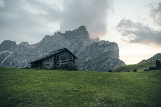 Alpine Gut infront of Mountain at sunset