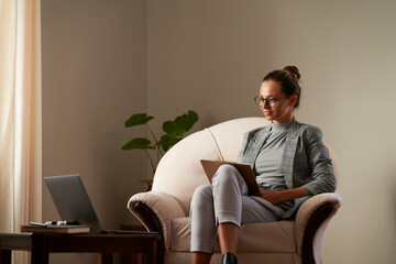 A therapist proving online consultation