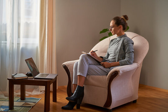 A therapist proving online consultation