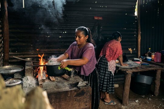 Guatemalan women preparing creole food