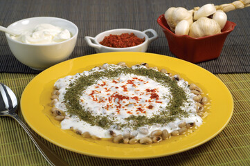 black-eyed peas with yoghurt