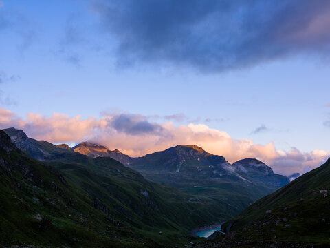 Sunrise at lac de moiry