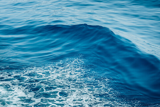 Rippling sea wave in daylight