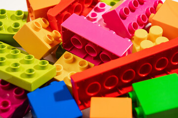 Naklejka premium multi-colored blocks of children's designer. details of a educational game.