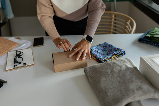 Packing second-hand clothes order