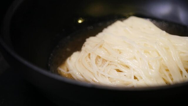 茹でたそうめんに熱いスープをかける動画。