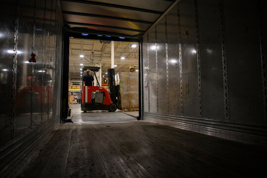 Moving freight with forklift 