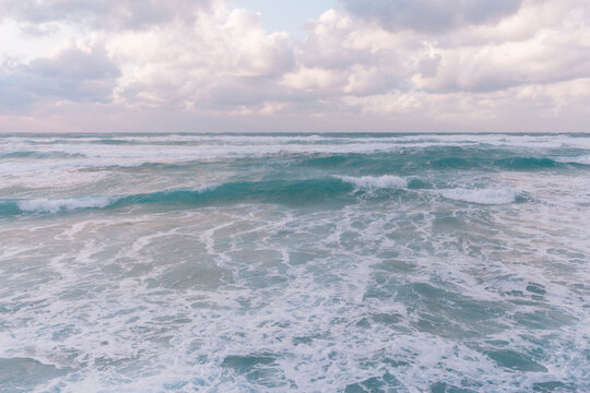 The wind blows and the waves come to the coast.