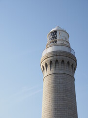 薄曇りの空と灯台