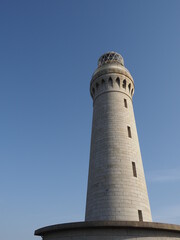 薄曇りの空と灯台