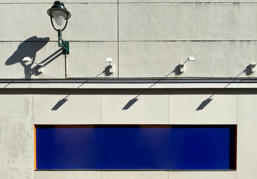 wall with lamps