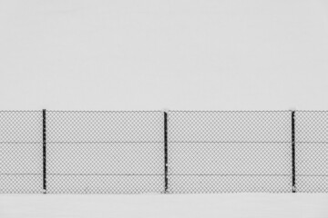 Ein Stück Metallzaun im Schnee