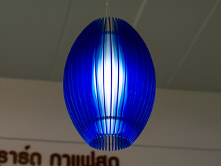 Lee-shaped bulb and reflector color