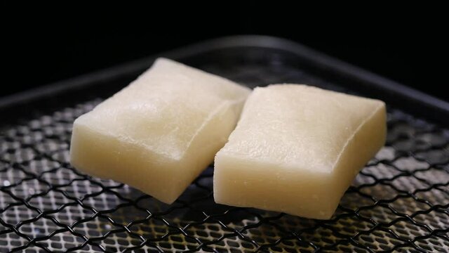 網で焼いてる餅の動画。