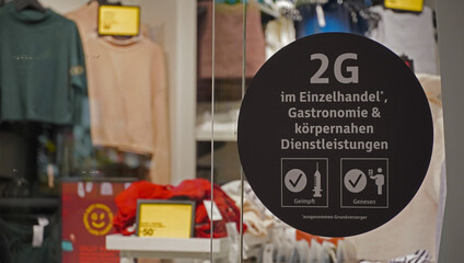 Hamburg, Deutschland 7.12.2021 - 2G Corona-Warnhinweis an einem Geschäft, aufgrund der Verordnung vom 4.12