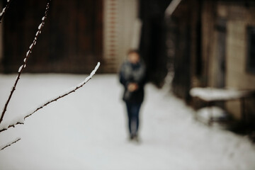 dziewczyna z pieskiem  karmi ptaki chodząca po śniegu zima szalik mróz - obrazy, fototapety, plakaty