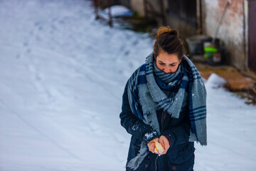 dziewczyna karmi ptaki chodząca po śniegu zima szalik mróz