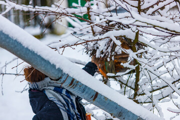 dziewczyna karmi ptaki chodząca po śniegu zima szalik mróz - obrazy, fototapety, plakaty