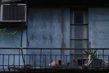 古い家の窓　東京、六本木4丁目の街の風景