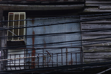 古い家の窓　東京、六本木4丁目の街の風景