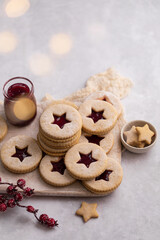 Biscuits sablés de Noël à la confiture et sucre glace fait maison