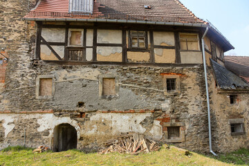 Verschiedene Bauzustände an einem alten Bauern-Gebäude im Fachwerkstil