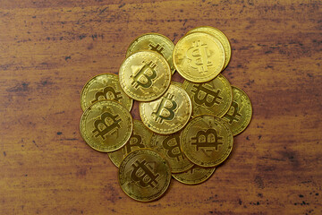 机の上に置かれた大量の仮想通貨 硬貨 暗号通貨
