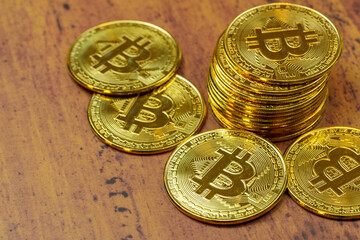 机の上に置かれた大量の仮想通貨 硬貨 暗号通貨