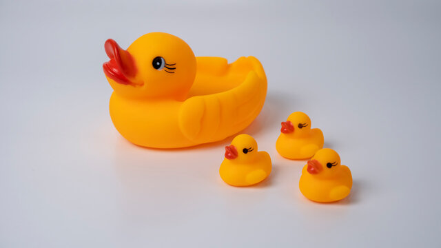 The toys of mother duck and duckling form several formations