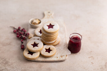 Biscuits sablés de Noël à la confiture et sucre glace fait maison