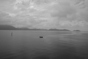 Fischerboot im Wasser von Thailand