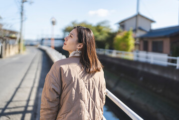 田舎町を散策する女性