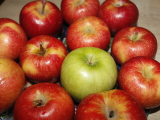 яблоки зеленое красное