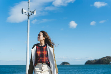 海の近くでバカンスを過ごす女性