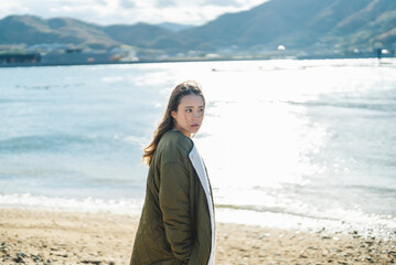 海の近くでバカンスを過ごす女性