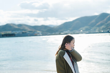 海の近くでバカンスを過ごす女性