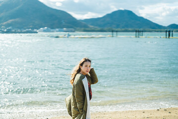 海の近くでバカンスを過ごす女性