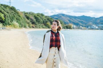 海の近くでバカンスを過ごす女性