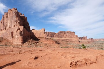 Paysage désertique rouge dans le parc Arches National Park aux Etats-Unis
