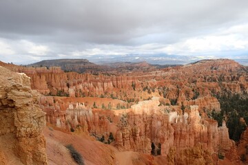 Vue lointaine de Bryce Canyon sous un ciel orageux