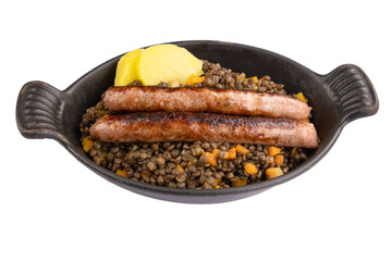 plat de saucisses et de lentilles isolé sur un fond blanc