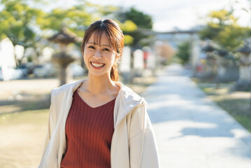 神社仏閣を巡る女性