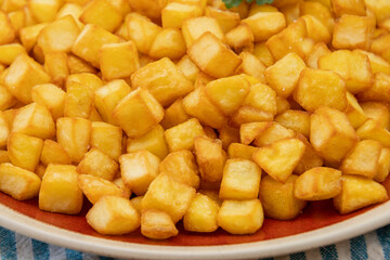 pommes de terre rissolées dans une assiette