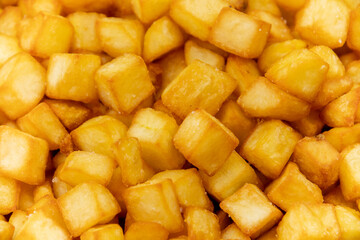 pommes de terre rissolées dans une assiette