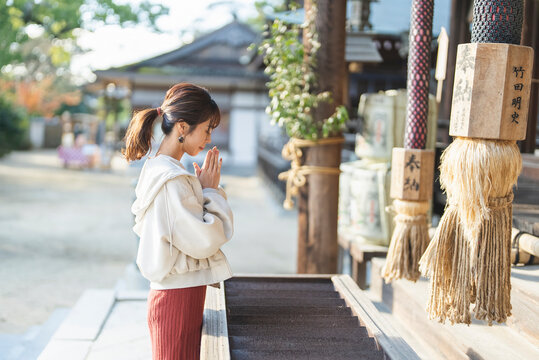 神社仏閣を巡る女性