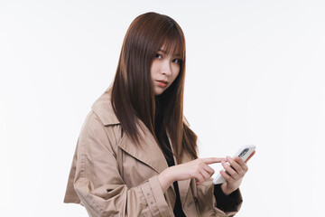 Naklejka premium 携帯電話を使うクールな女性