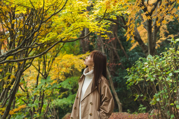 紅葉の公園にいる女性